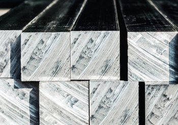 позже сечение алюминиевого квадрата покроется оксидной пленкой и приобретет характерный сероватый оттенок