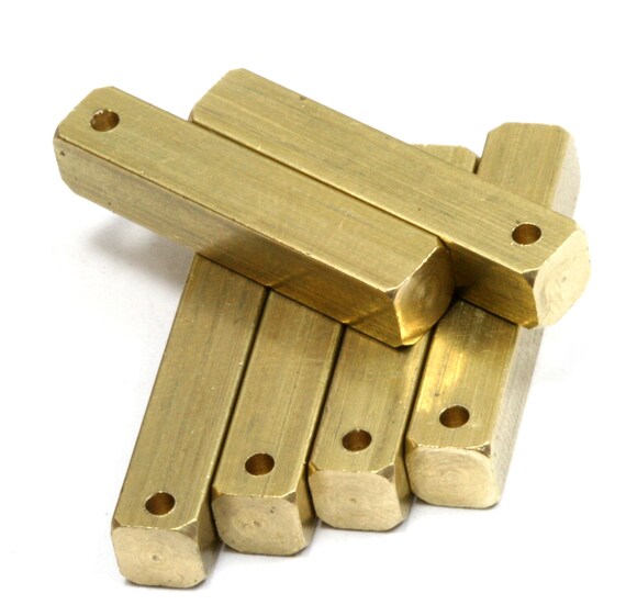 латунный квадрат легко разрезать или просверлить в нем отверстия