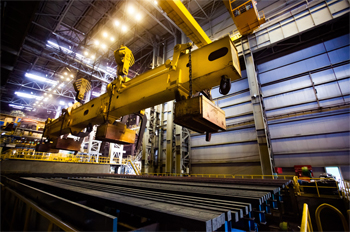 для транспортировки габаритных квадратов нержавеющих внутри цеха требуется специальная техника