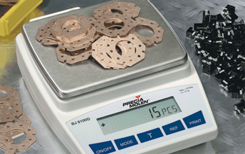 электронные лабораторные весы безошибочно определяют вес партии деталей