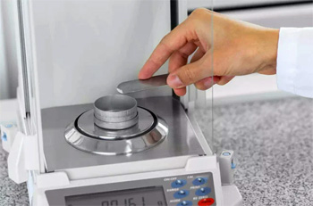 лабораторные весы не знают, что такое погрешность измерений