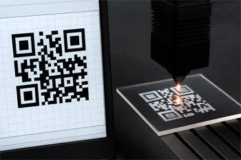 с помощью лазерной гравировки создают уникальные QR-коды