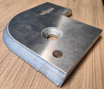 деталь, полученная лазерной резкой алюминия