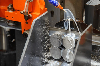 массивные ленточные пилы могут резать прокат не штучно, а партиями