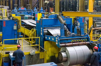 линии резки рулонной стали включают несколько машин: от разматывателя и устройств резки до наматывателя