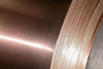 бронзовый лист имеет приятную текстуру и ценится за антикоррозионные свойства