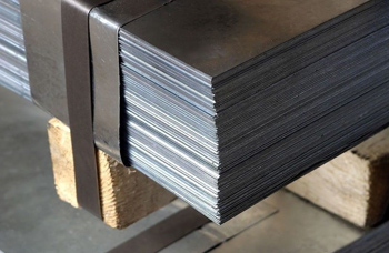 горячекатаный лист в полной экипировке перед отгрузкой