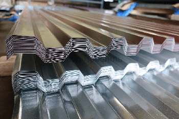 профилированный оцинкованный лист используют для монтажа кровель и ограждений