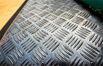 даже видавший виды рифленый лист сохраняет эксплуатационные характеристики