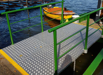 антикоррозионный свойства рифленого алюминиевого листа позволяют ему находиться на открытом воздухе и контактировать с водой