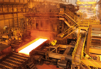 на листопрокатных станах сляб многократно проходит через валки, пока не утончится листа