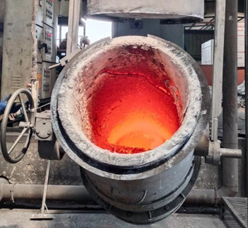 для внутренних поверхностей литейных ковшей, контактирующих с расплавом, обязательно нанесение футеровки