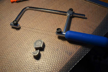 лобзики не сразу, но способны распилить даже толстую металлическую заготовку