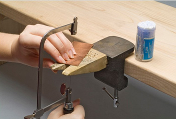 в руках ювелиров лобзики творят чудеса