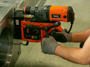 магнитные станки удобны тем, что их можно закрепить и на вертикальной поверхности