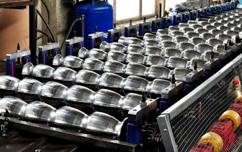 чтобы приобрести волнообразную форму, металлочерепица должна пройти через систему роликов