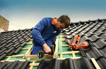 металлочерепица проста и удобна в монтаже