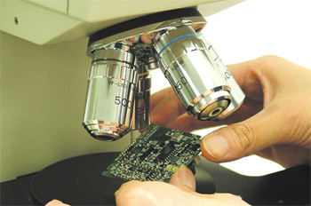 изучение структуры микросхем под металлографическим микроскопом