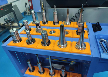 под рукой у станочника всегда должен быть полный набор металлорежущего инструмента