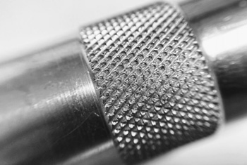 макросъемка поверхности детали после накатывания рифления