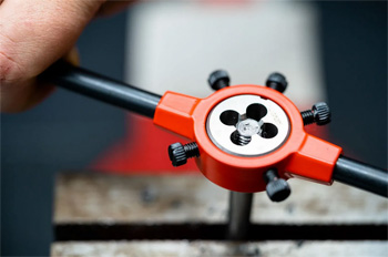 устройство для ручного нарезания резьбы