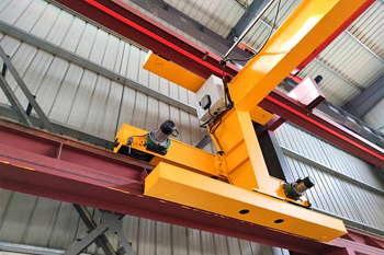 прочность механизма, которым настенный передвижной кран прикрепляется к направляющим, не вызывает сомнений