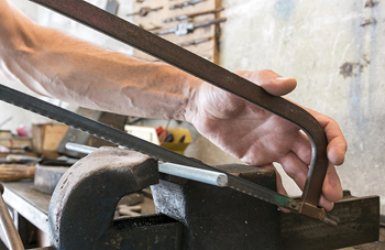 ножовками по металлу нетрудно разрезать прутки небольшого диаметра