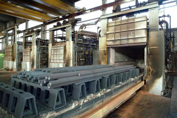 загрузка металла в печь перед нормализацией