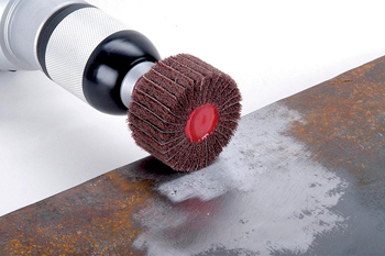 простейшее оборудование для холодного цинкования - кисть, которой наносится состав