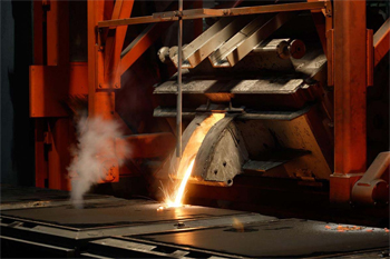 оборудование для литья в песчаные формы: устройство заливки расплава