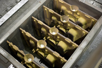 важный участник оборудования для оболочкового литья - заливочный контейнер, в котором размещают формы