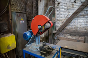 дисковые отрезные станки - универсальное механическое оборудование для резки, которым пользуются и крупные предприятия, и небольшие мастерские