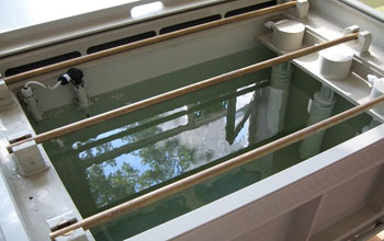 ванна для серебрения металла, наполненная электролитом