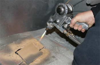 пистолет выполняет двойную функцию: расплавляет поступающий цинк и создает струю