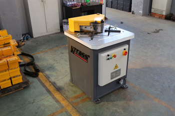 участок обработки на угловысечном станке занимает совсем небольшое пространство в цехе