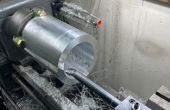 подрезка торцов и уступов помогает выровнять торцевую часть заготовки