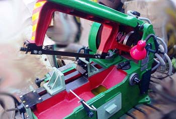 особенность ножовочных отрезныз станков - длинное пильное полотно