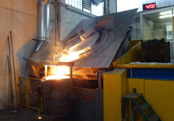 переливание расплава из миксерной печи в ковш