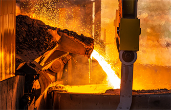 после плавки жидкий металл из плавильной печи аккуратно переливают в ковш