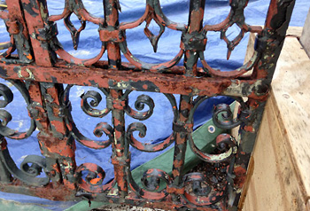 до такого состояния ограждение лучше не доводить, но если оно все-таки потеряло эстетичный вид, выручит пескоструйная обработка ковки до такого состояния ограждение лучше не доводить, но если оно все-таки потеряло эстетичный вид, выручит пескоструйная обработка ковки