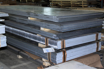 плита алюминиевая имеет намного большую толщину сечения, чем лист из этого материала