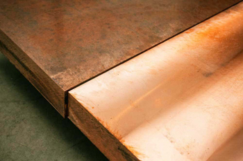 при монтаже литых бронзовых плит важно, чтобы стыки были качественными, без зазоров