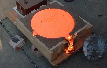 заливка металла при выпуске плит литых бронзовых округлой формы