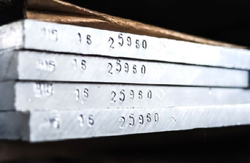 плоский алюминиевый покат с самым большим сечением - плиты