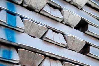 основой плоского алюминиевого проката становятся слитки, которые раскатывают в процессе производства