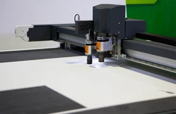 плоттер не гарантирует высокой скорости резки, но работает очень аккуратно