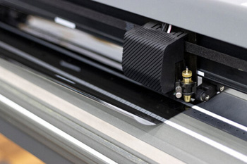 основные элементы плоттеров - портал с кареткой, на которой закреплено режущее устройство