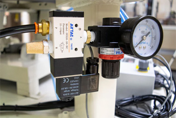 работу пневматического оборудования отслеживают измерительные приборы