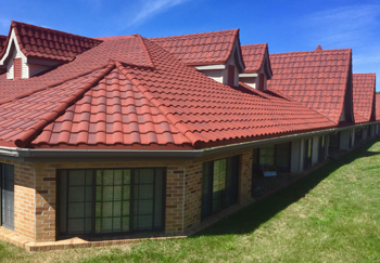 покраска кровли помогает создать эффект натурального материала, например, черепицы