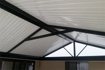 покраску кровли проводят не только с наружной, но и с внутренней стороны